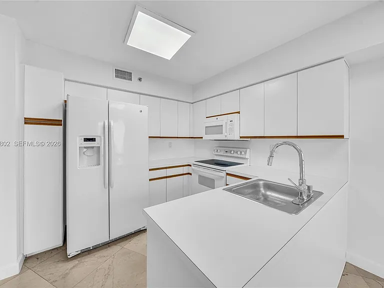 3600 Mystic Pointe Dr #1816 — Photo 11