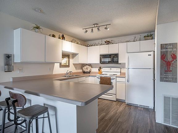 4th image of 560 Augusta Cir APT 3