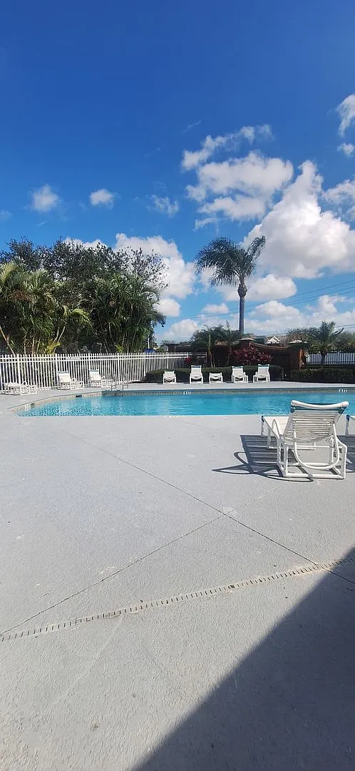 Beautiful and Well Maintained HOA Community — Photo 2