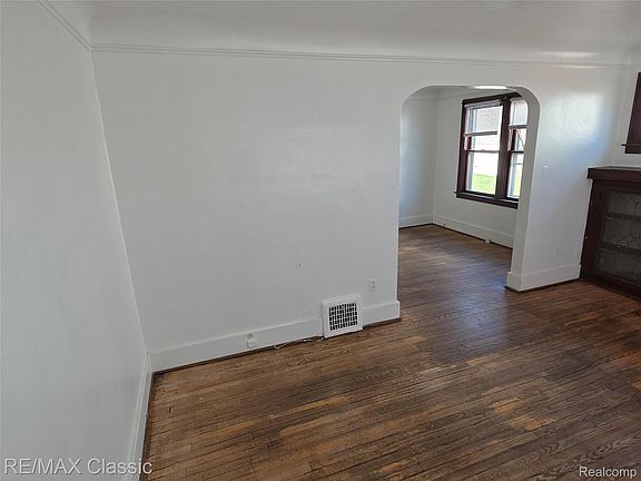 4th image of 15307 Biltmore St