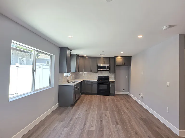 8156 Potter Ave — Photo 5