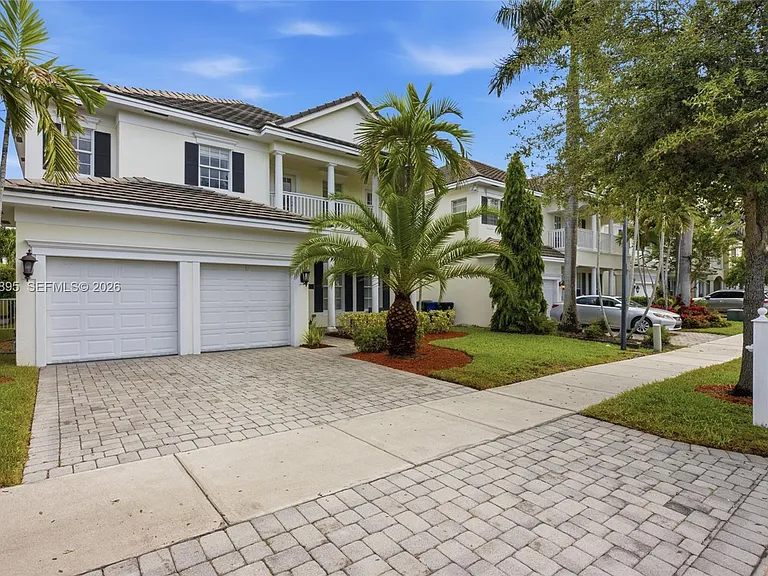 1419 SW 21st Ct — Photo 2