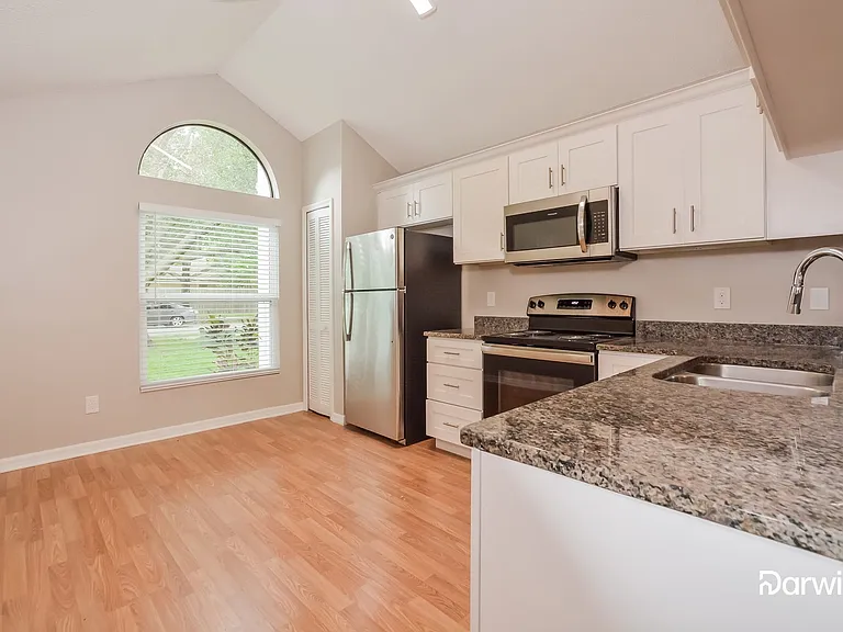 1034 Manigan Ave — Photo 3