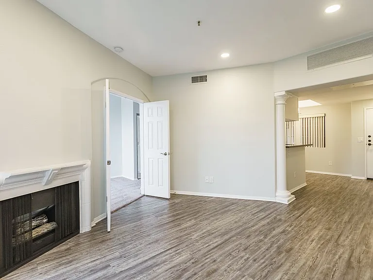 114 North Doheny Drive — Photo 11