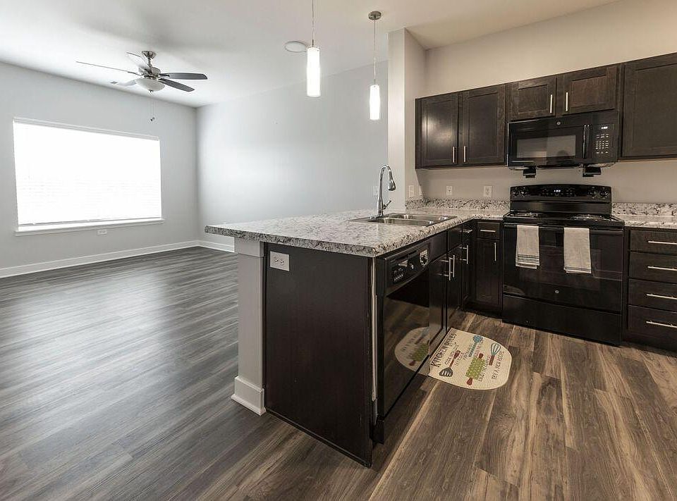 1st image of 900 E Jefferson St #111