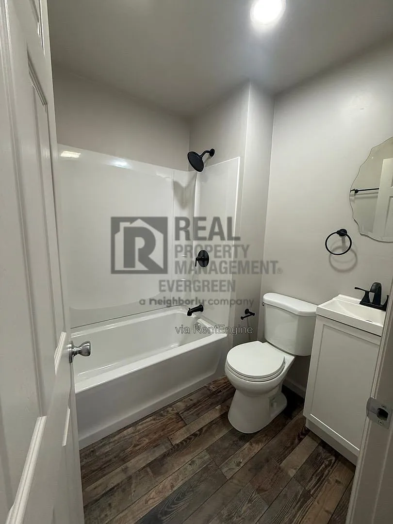 2 bed, 1.0 bath, $1,100 — Photo 2