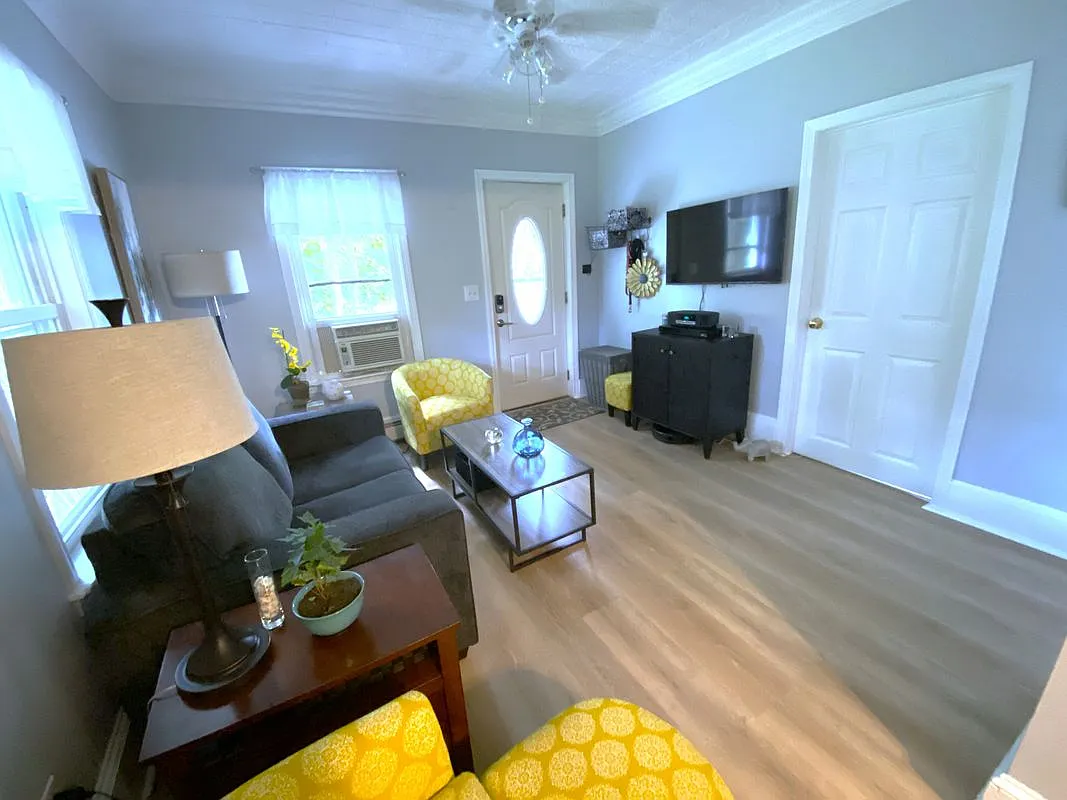 2 bed, 1.0 bath, 624 sqft, $2,000 — Photo 3