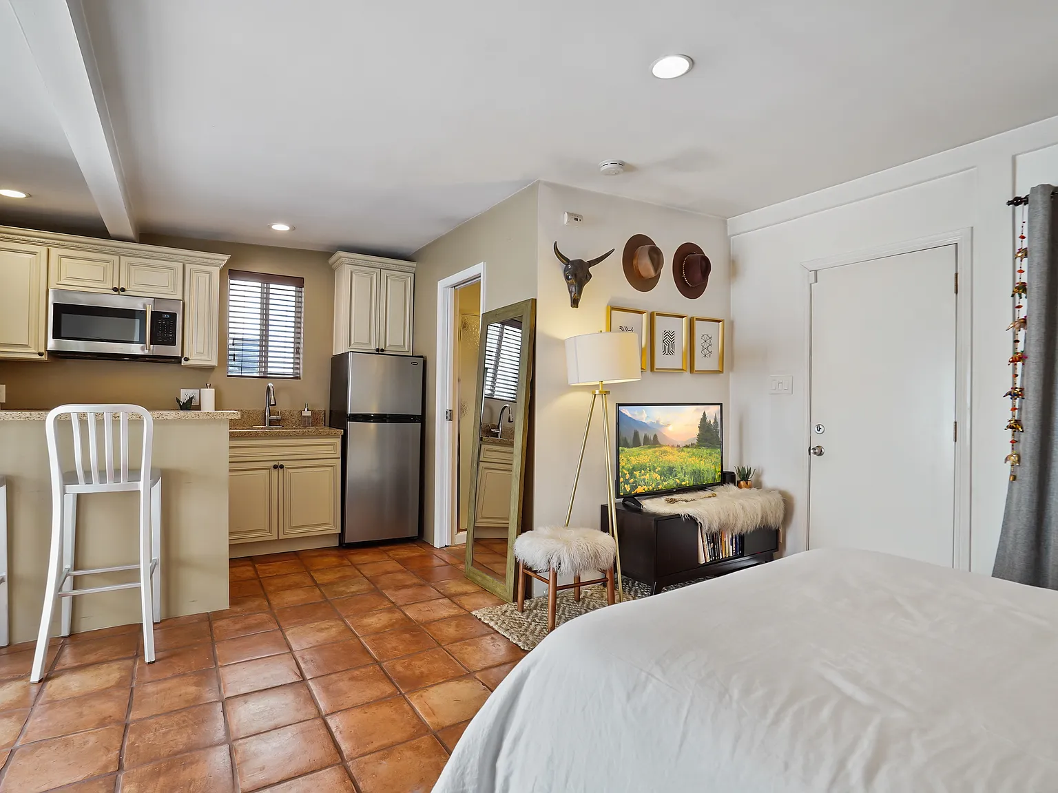 Studio, 400 sqft, $1,995 — Photo 4