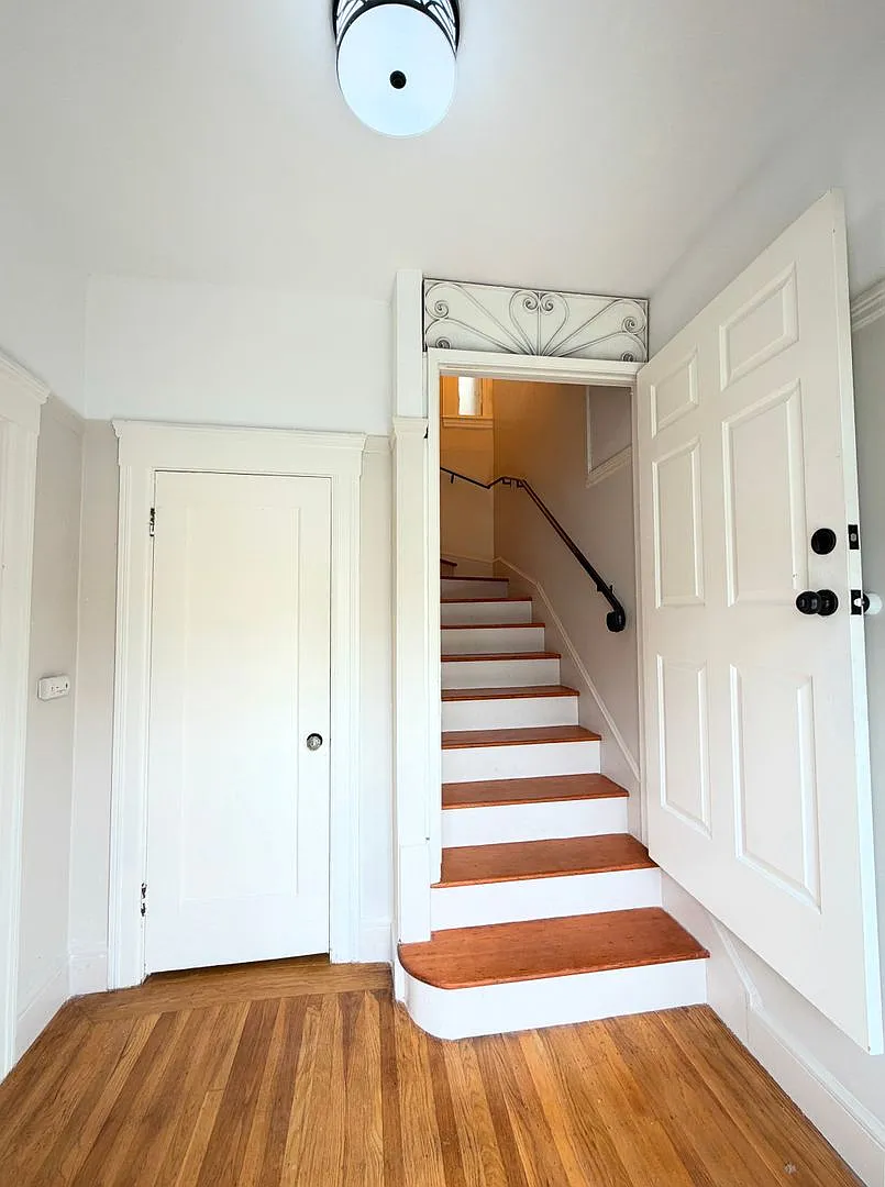 Updated Large Bright 1250sf 2br/1ba/1gr Crocker Home Available Now — Photo 2