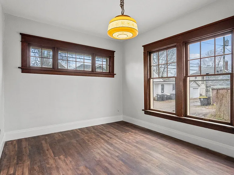 1213 W Jefferson Blvd — Photo 13