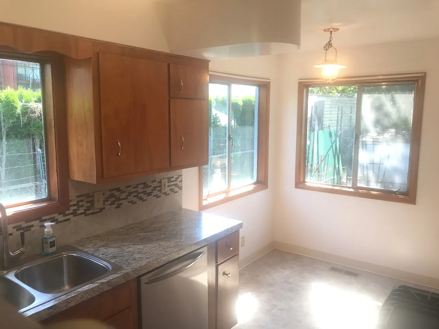 Mid-Century 4 bedroom, 2 full bath House with finished basement, yard, garage, & fireplace — Photo 4