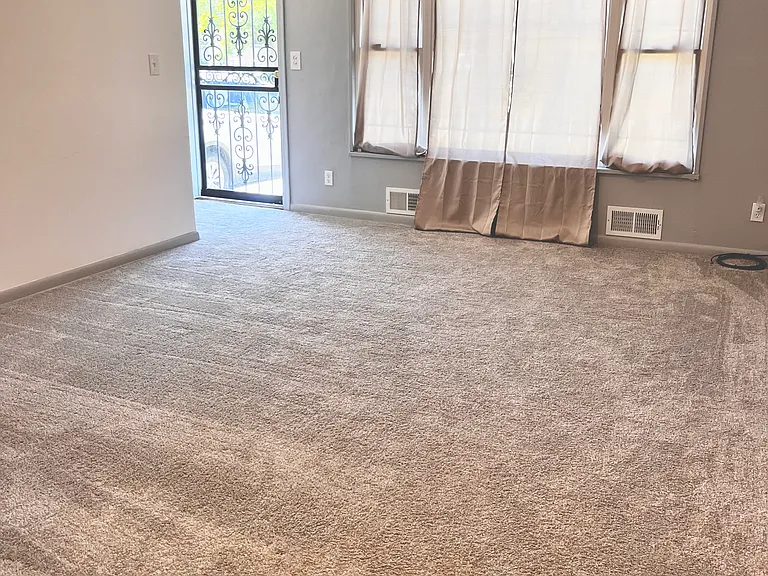 719 W Bundy Ave — Photo 2