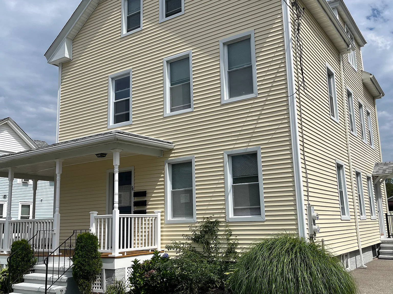 2 bed, 900 sqft, $2,100 — Photo 1
