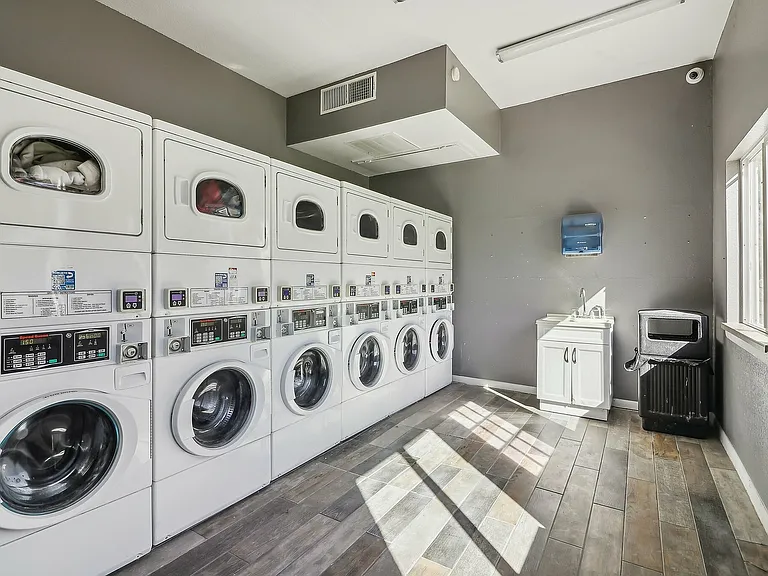 30-web-or-mls-James Ave-026