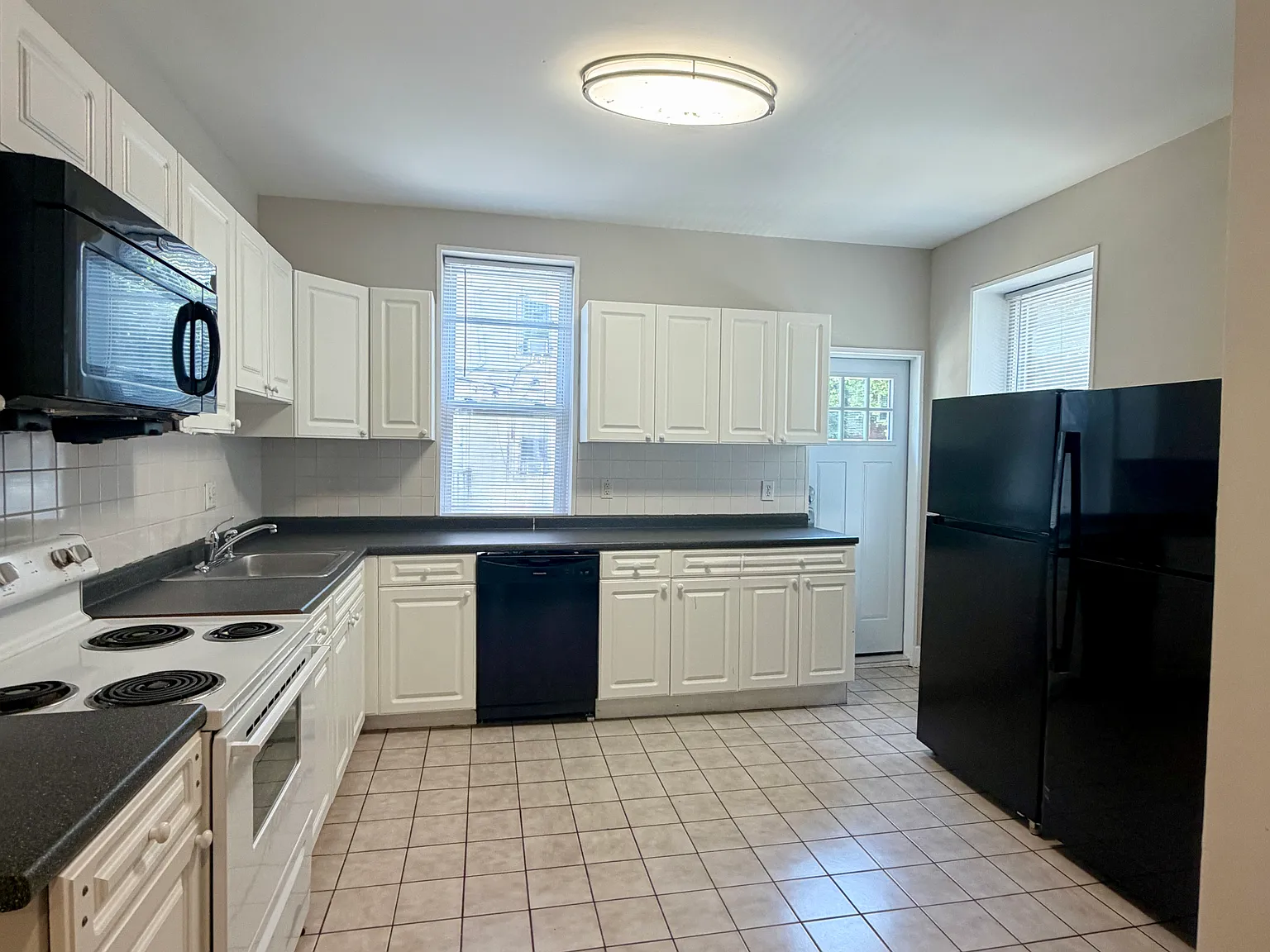 6 bed, 2.5 bath, 2414 sqft, $5,970 — Photo 2