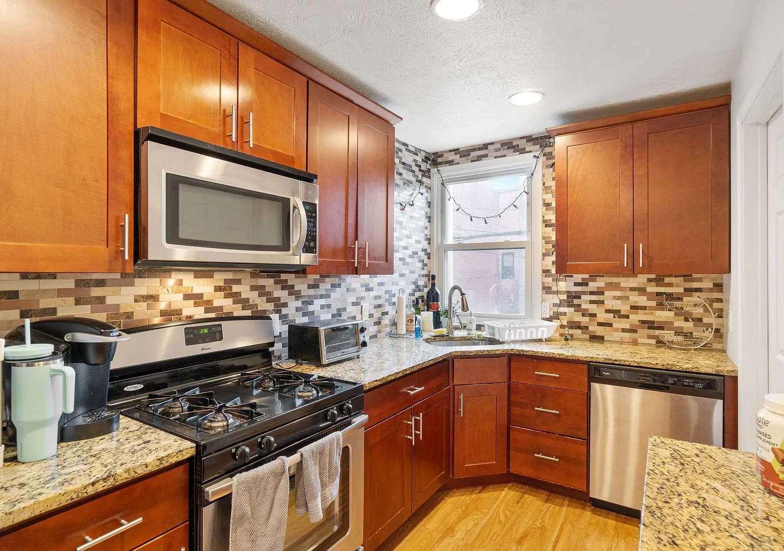 2528 Carey Way — Photo 3