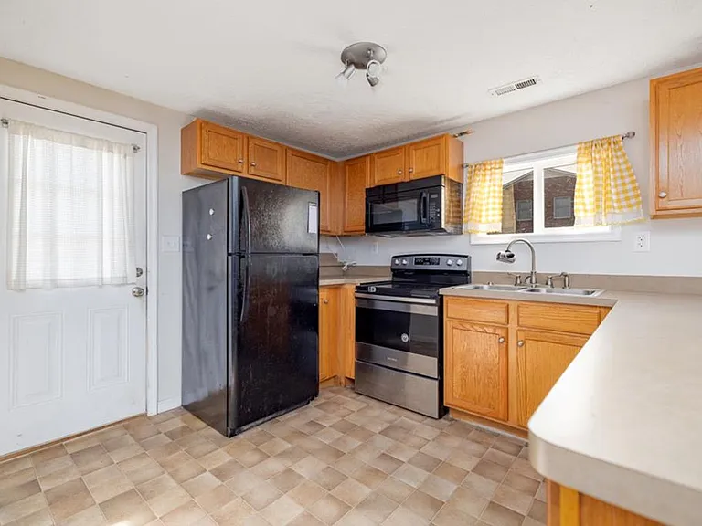 714 Hill St — Photo 4
