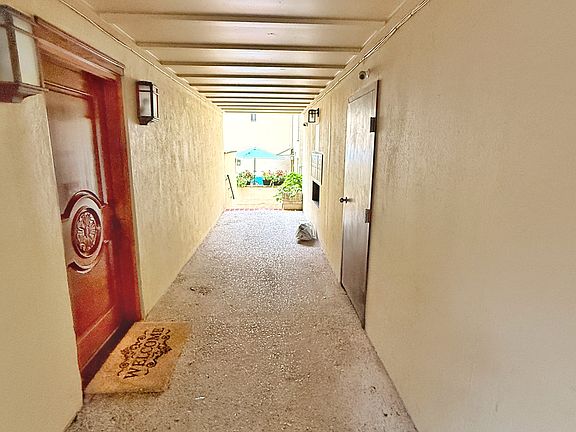 3rd image of 1035 Lombard St