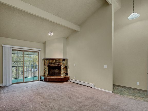Ptarmigan Meadows Apartments - Living Room