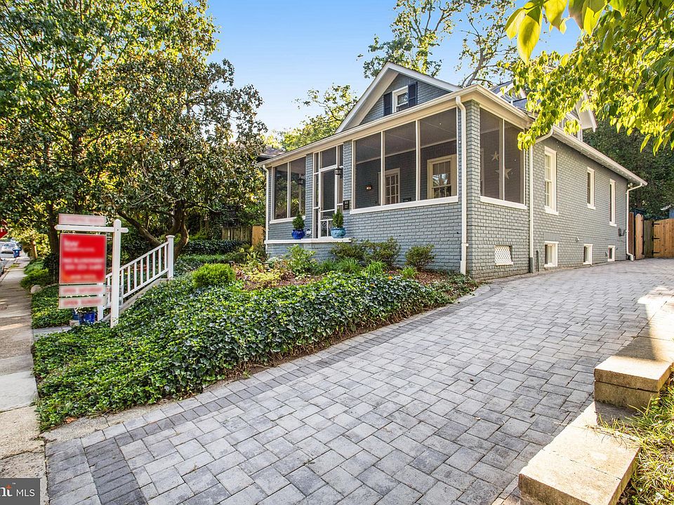 1st image of 900 Junior St