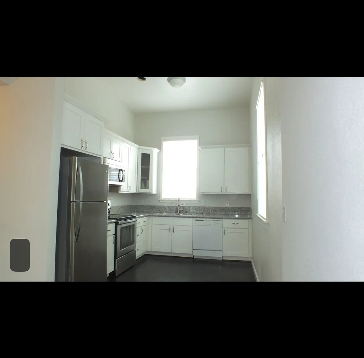 3 bed, 1000 sqft, $2,800 — Photo 2
