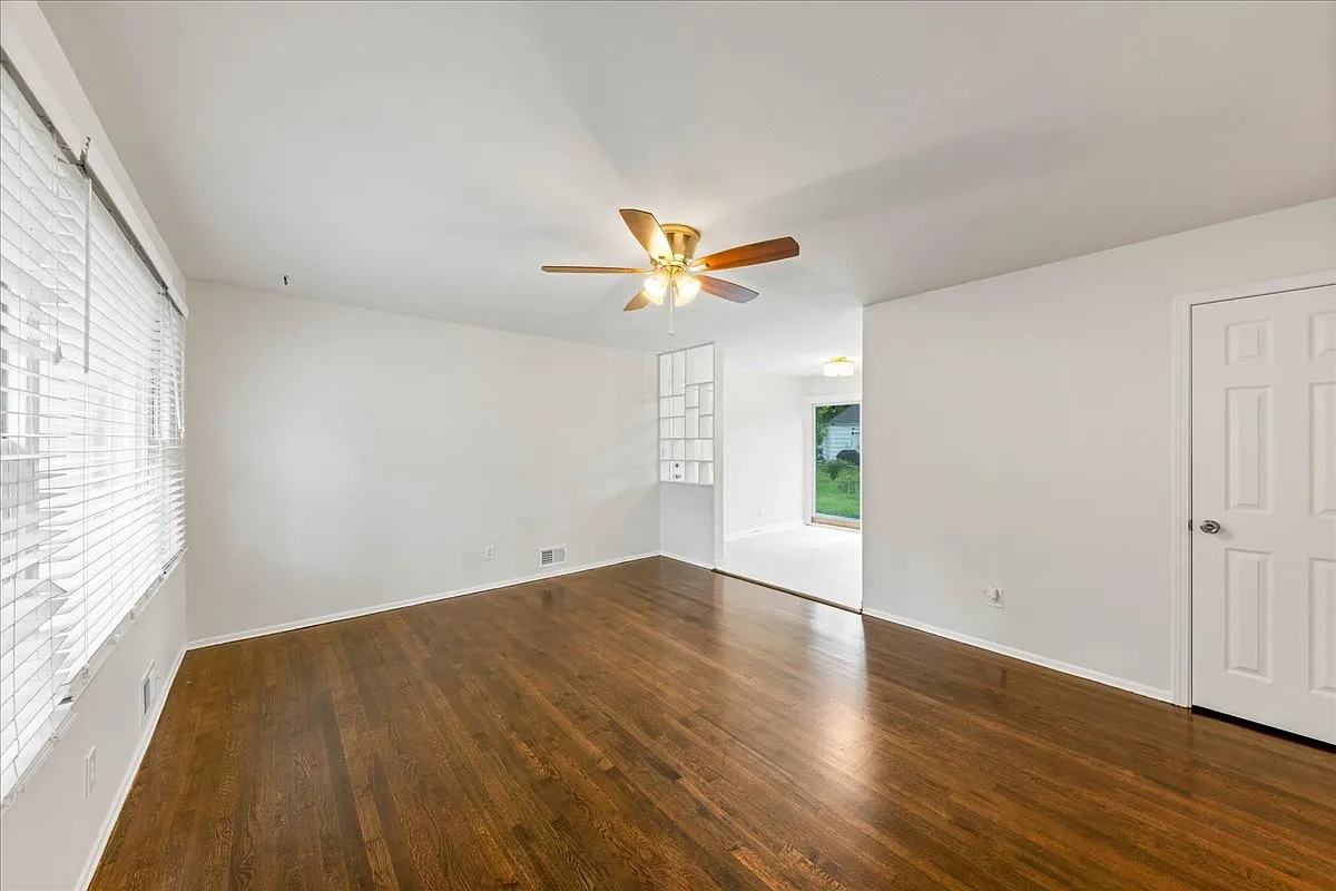 515 NW Frances Dr — Photo 4
