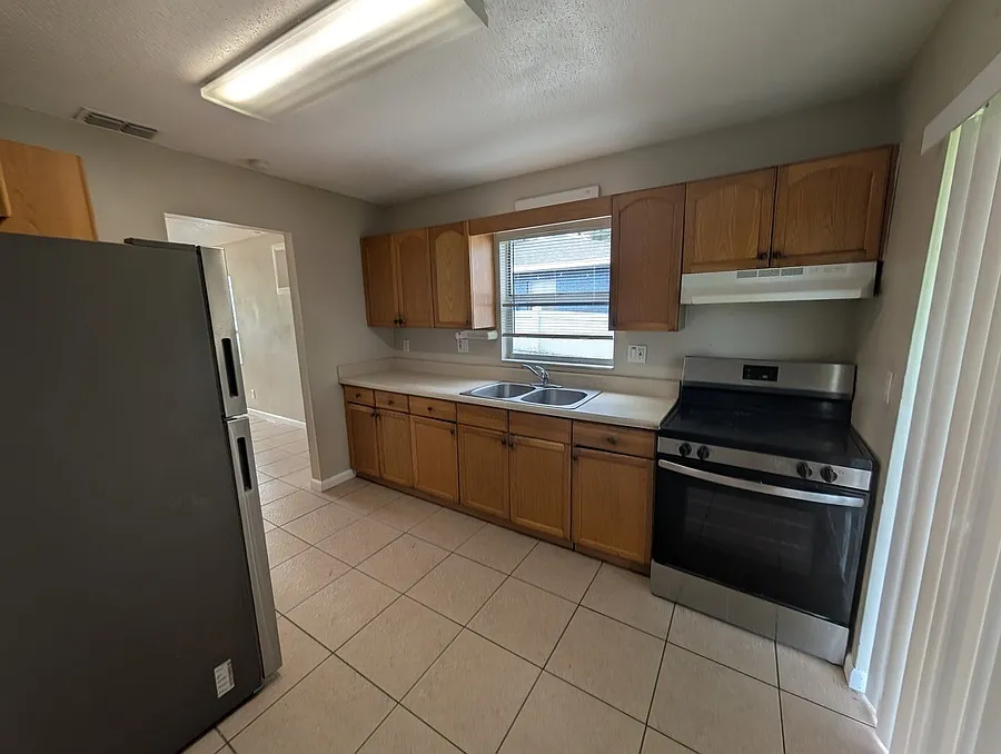 Comfortable 2BR/1BA Duplex in Dade City with In-Unit Washer/Dryer hook up. — Photo 4