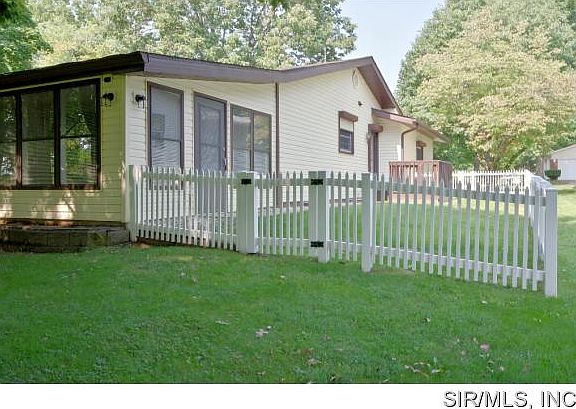 4th image of 72 S Meadow Ln