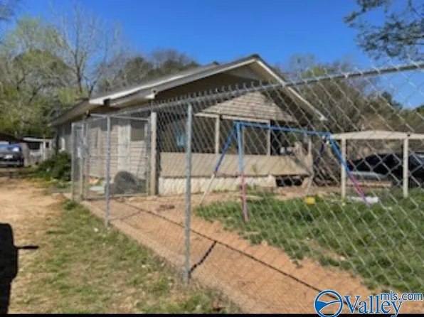 1702 Hooks Lake Rd, Gadsden, AL 35901