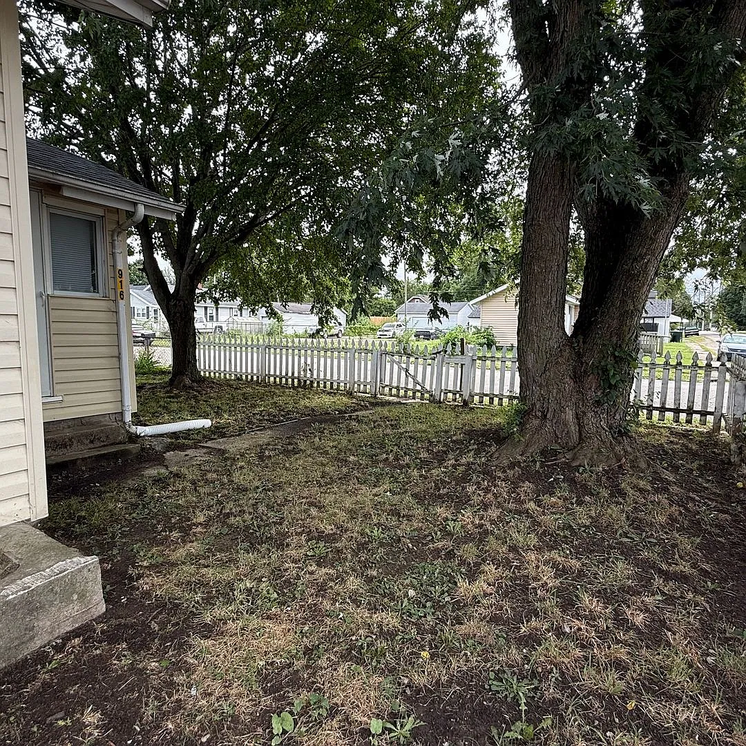 Cute - 2 Bedroom Renovated Home - Fenced Yard — Photo 3