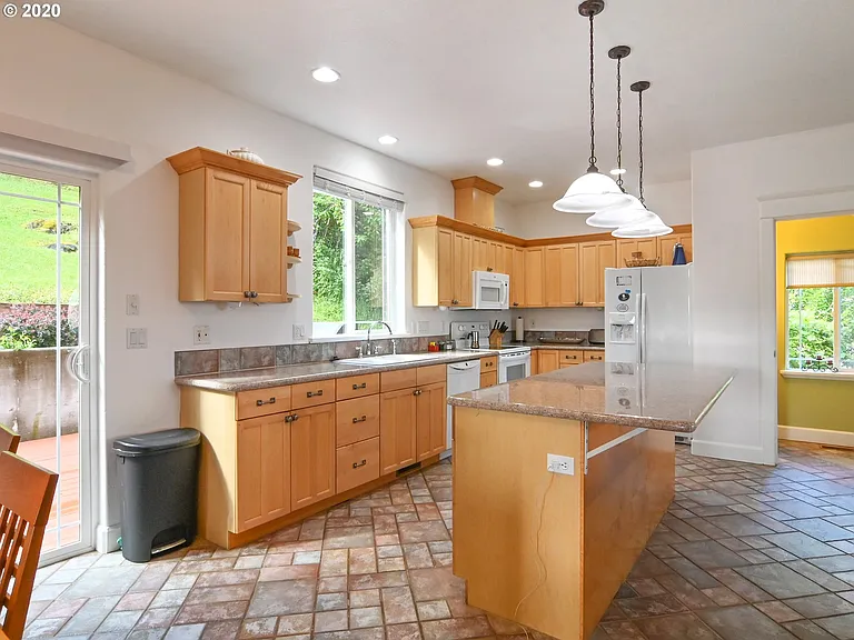 795 Queens Ave — Photo 10