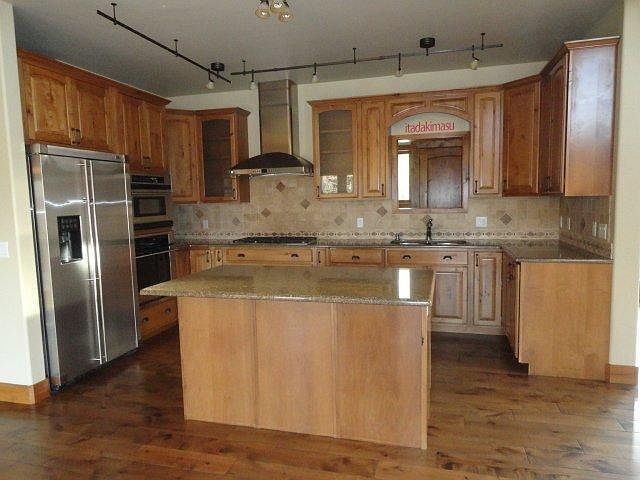 2nd image of 825 Lakeside Dr