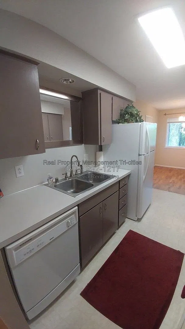 3 bed, 1.5 bath, 1620 sqft, $1,895 — Photo 3