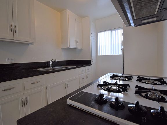 4th image of 6512 Woodman Ave APT 6