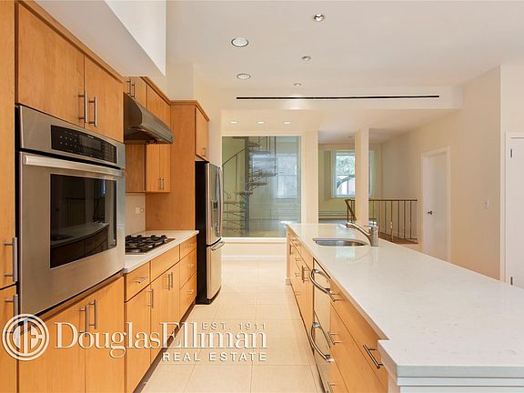 4th image of 193 Prince St APT 1