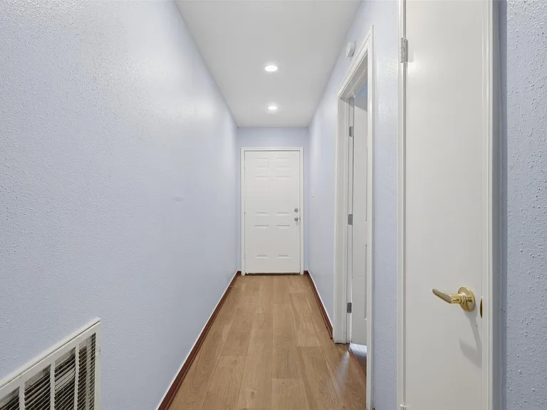 7015 Pella Dr — Photo 28