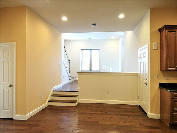 Foyer & Living Area