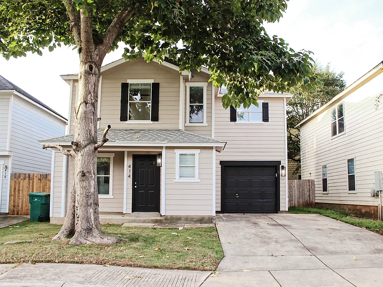414 Hampton Cv — Photo 1