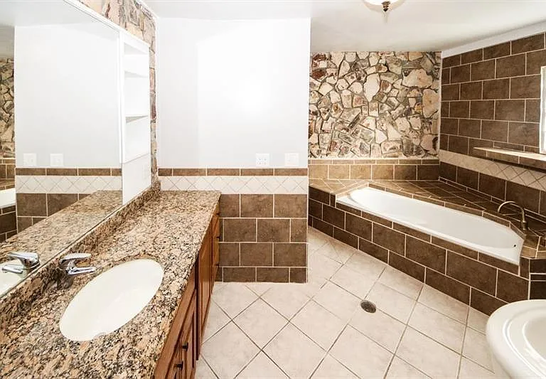 5075 Winters Chapel Rd — Photo 38