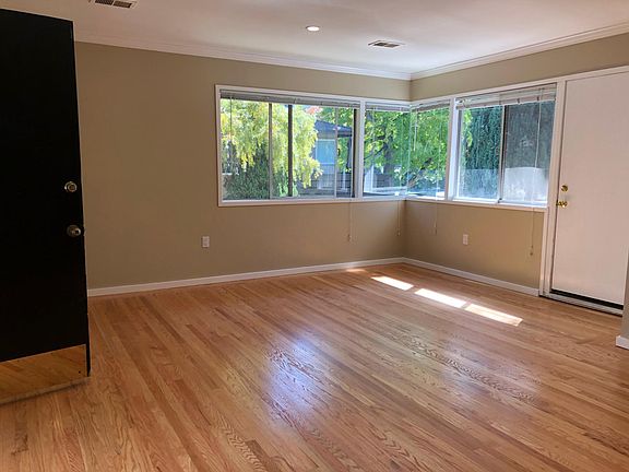 4th image of 220 Waverley St #4