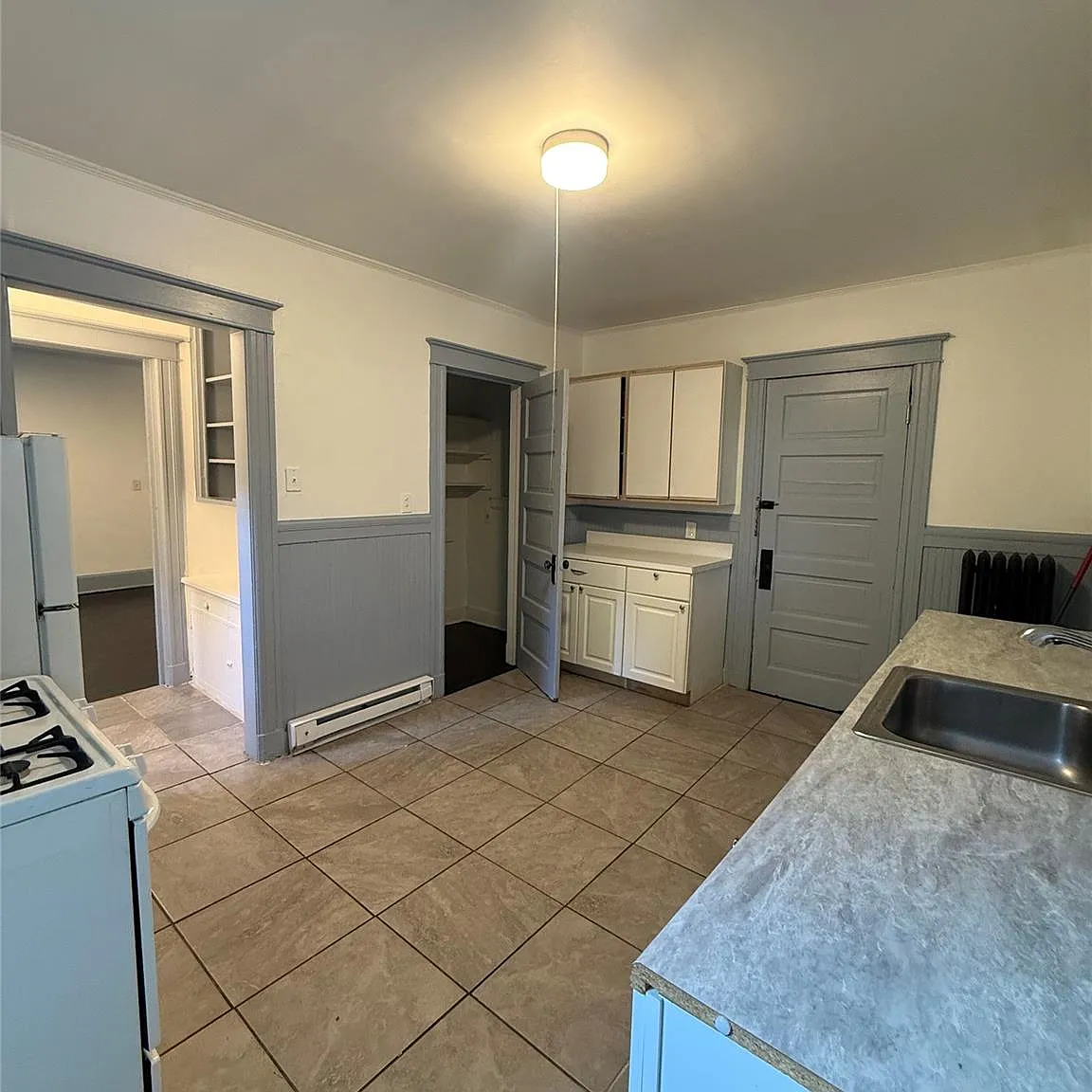 3 bed, 1.0 bath, 1092 sqft, $2,300 — Photo 1