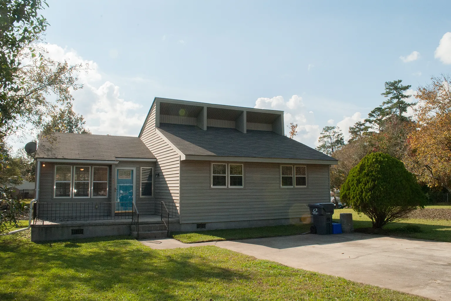 425 Breezeview Cir photo 1