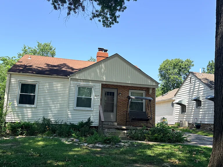 827 SW Hedgewood Ave — Photo 1