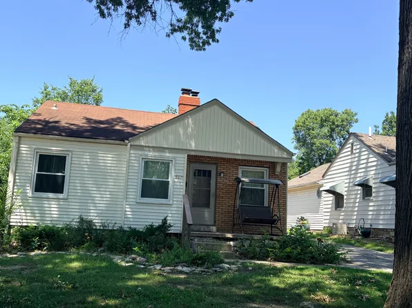 827 SW Hedgewood Ave, Topeka, KS 66606