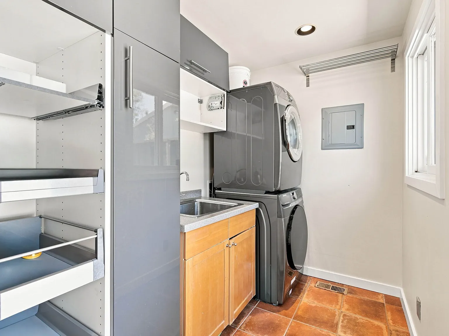 3 bed, 2334 sqft, $8,750 — Photo 3