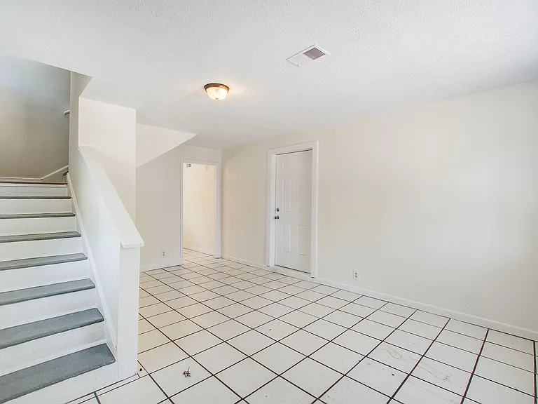 2418 1/2 Laurel St — Photo 9