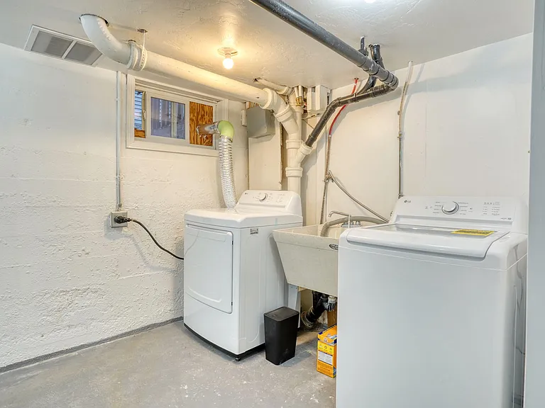 Laundry room. Free for everyone to u