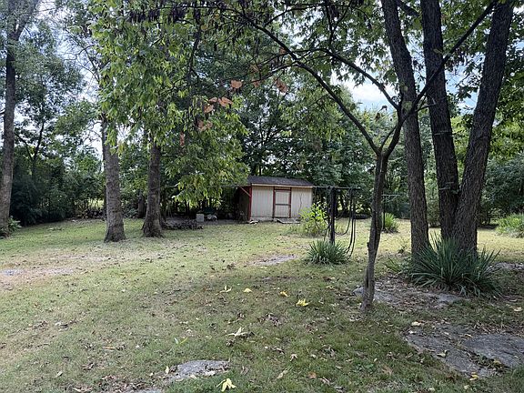 3rd image of 323 Eton Rd