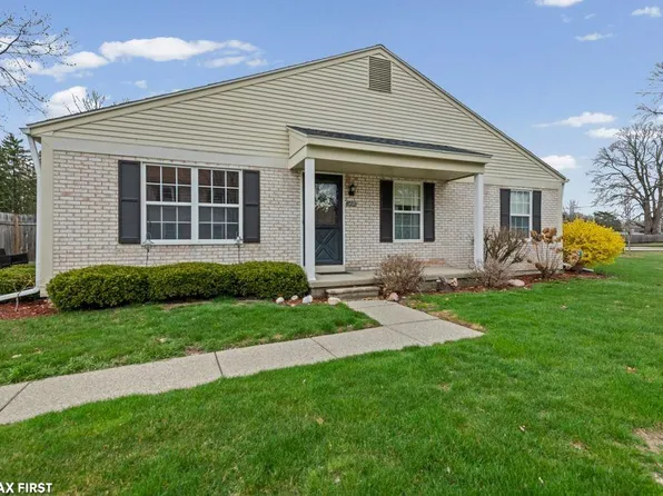 24505 Meadow Bridge Dr, Clinton Township, MI 48035