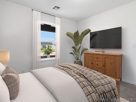 5th image of 4607 W Union St